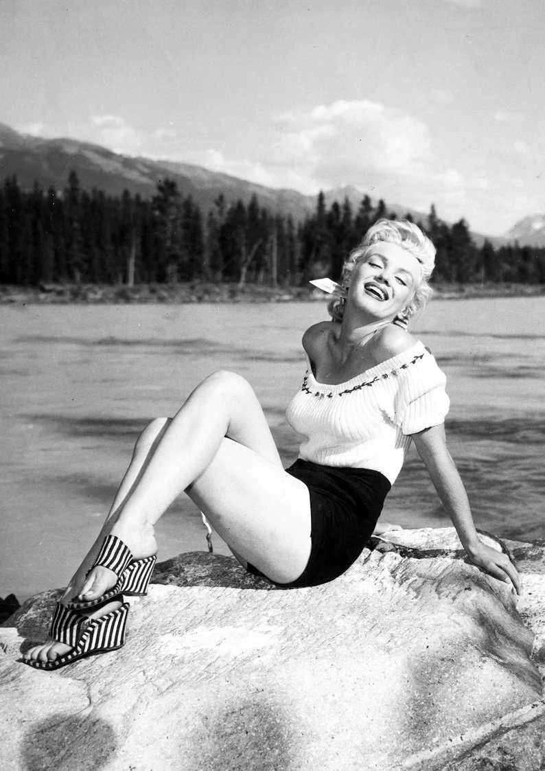 Marilyn Monroe - Cross Stitch Pattern - PDF Counted Vintage Full Cross Stitches - 4 Sizes - Image 2