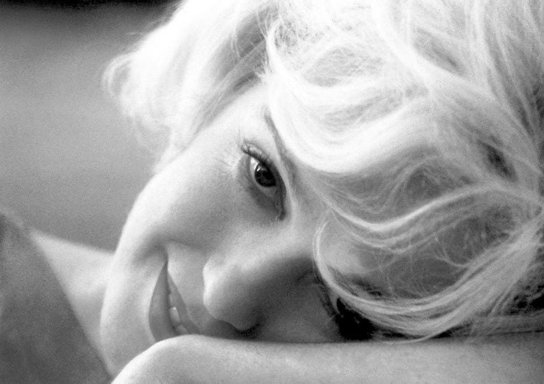Marilyn Monroe - Cross Stitch Pattern - PDF Counted Vintage Full Cross Stitches - 4 Sizes - Image 2