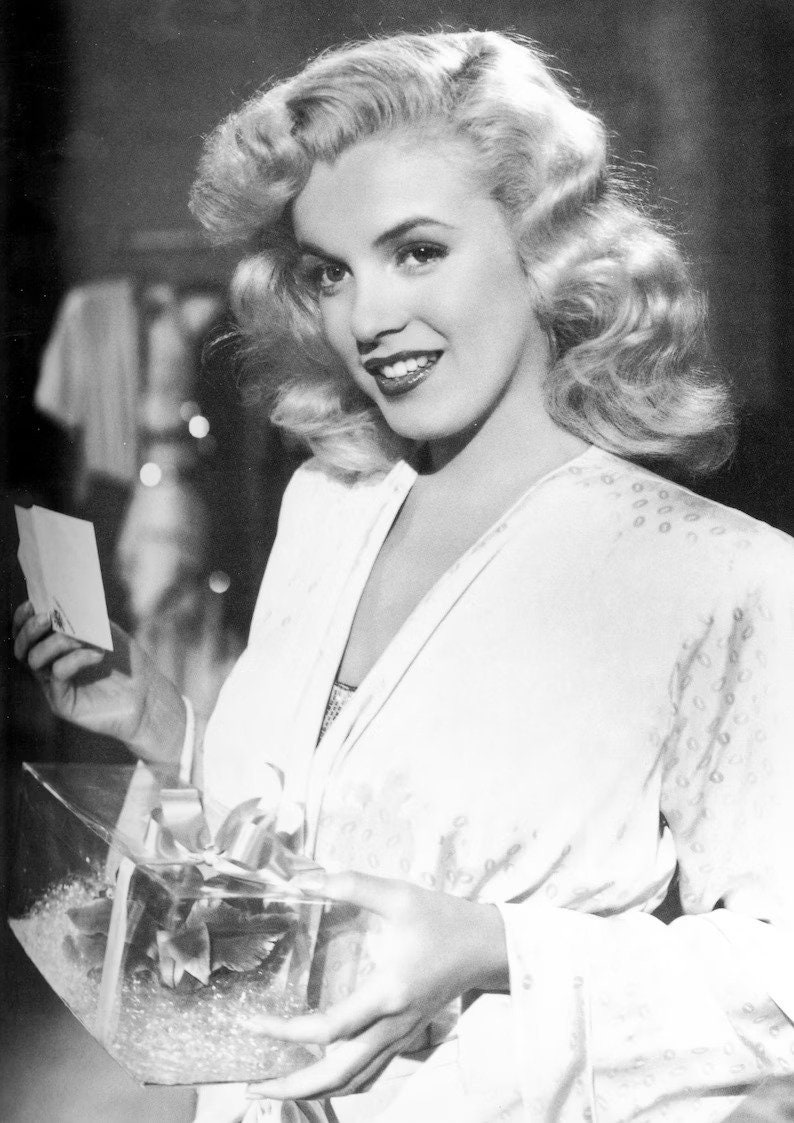 Marilyn Monroe - Cross Stitch Pattern - PDF Counted Vintage Full Cross Stitches - 4 Sizes - Image 2
