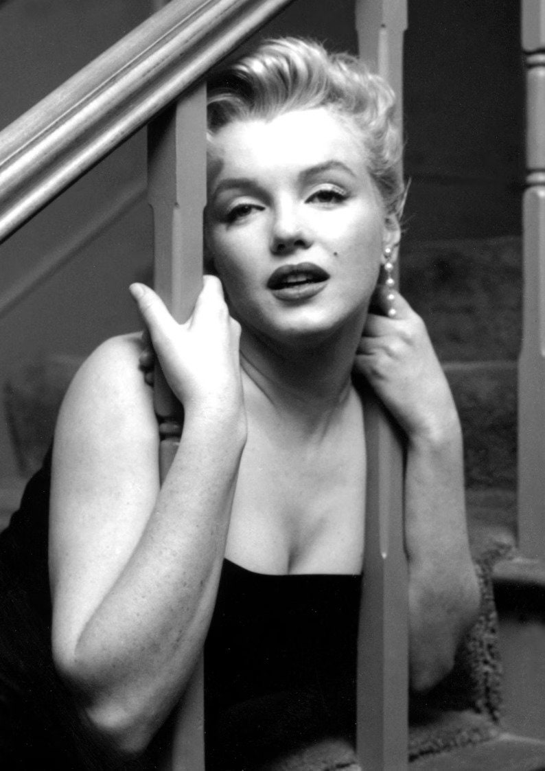 Marilyn Monroe - Cross Stitch Pattern - PDF Counted Vintage Full Cross Stitches - 4 Sizes - Image 2
